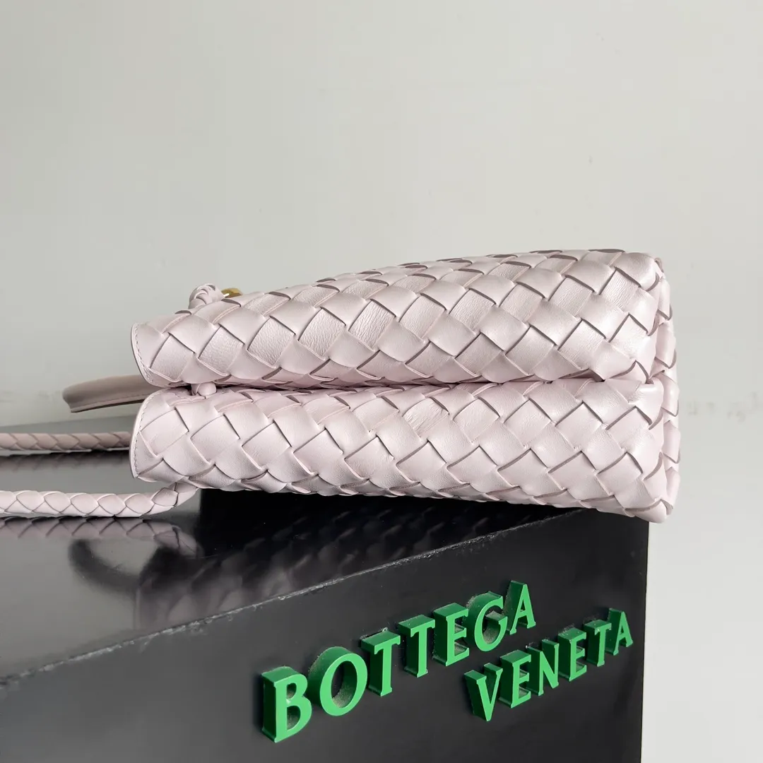 The 2023 new Andiamo batch of 2260 BV has been shipped‼ ️Really popular🔥The new Andiamo woven handbag launched by Bottega Veneta this season is really popular all over the world! ! Celebrities at home and abroad have worn it, and Oscar-winning actress Michelle Yeoh has taken it out on the street. Song Jia, Trai Yara, Yu Feihong, Sanji Ayaka, Rosie Hunting-Whiteley, Yoshioka Riho, etc. have all picked up this bag. It is classic and versatile, showing off its temperament, and the bag capacity is also large, which is very convenient for daily commuting! ! A variety of carrying methods, the shoulder straps can be adjusted by yourself, the original lambskin feels soft and delicate, and the unisex style breaks the gender boundaries and brings a more practical and long-lasting use experience. Andiamo, which has both elegant and casual styles, perfectly interprets the true appearance of "fashionable old money style". Style number: 743572 Size: 32*24*12